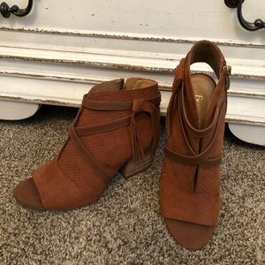 Women’s ankle booties